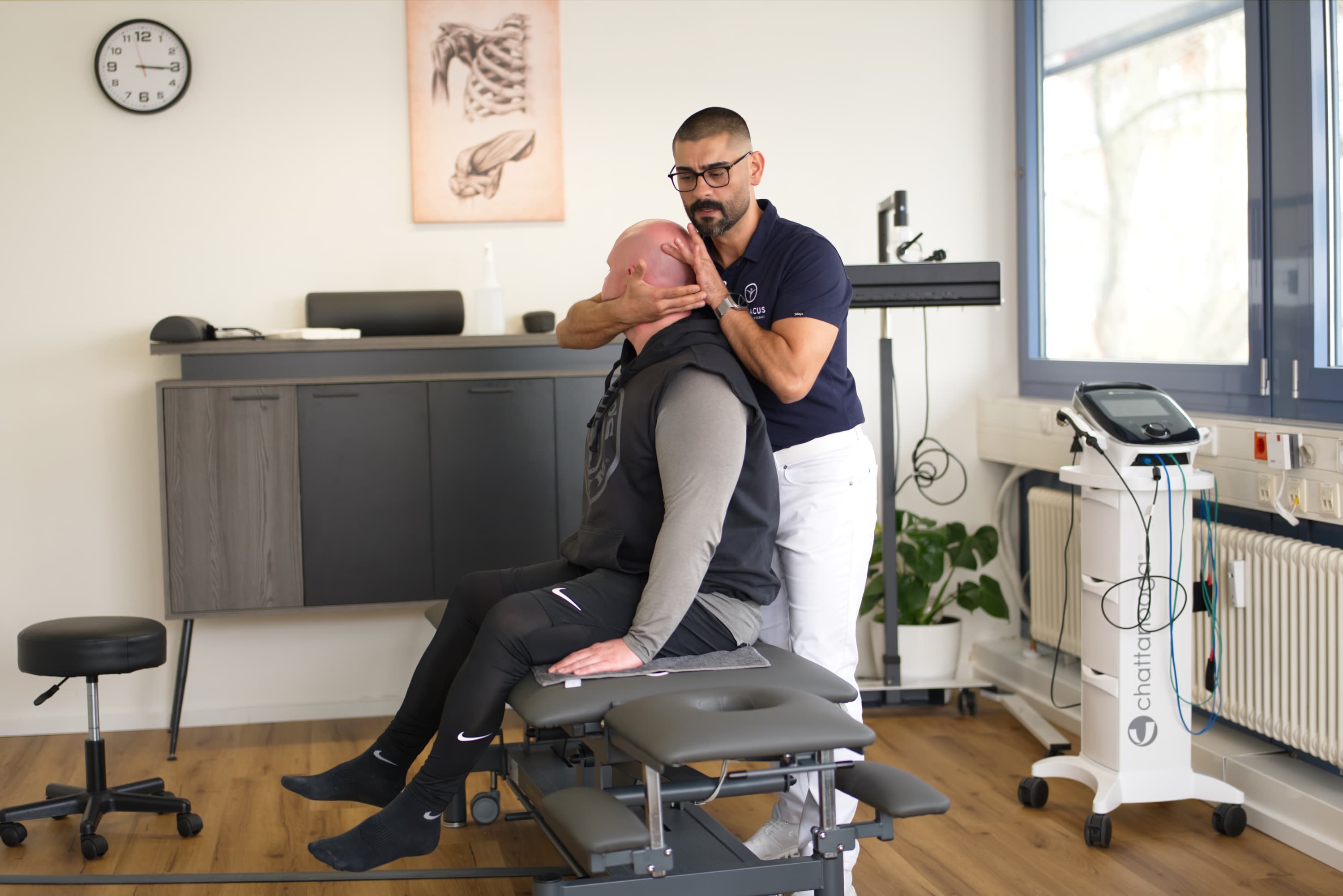 Nackenschmerzen & HWS-Syndrom – Physiotherapie bei THERACUS Heilbronn Patient mit Nackenschmerzen – Physiotherapeutische Behandlung bei THERACUS Heilbronn